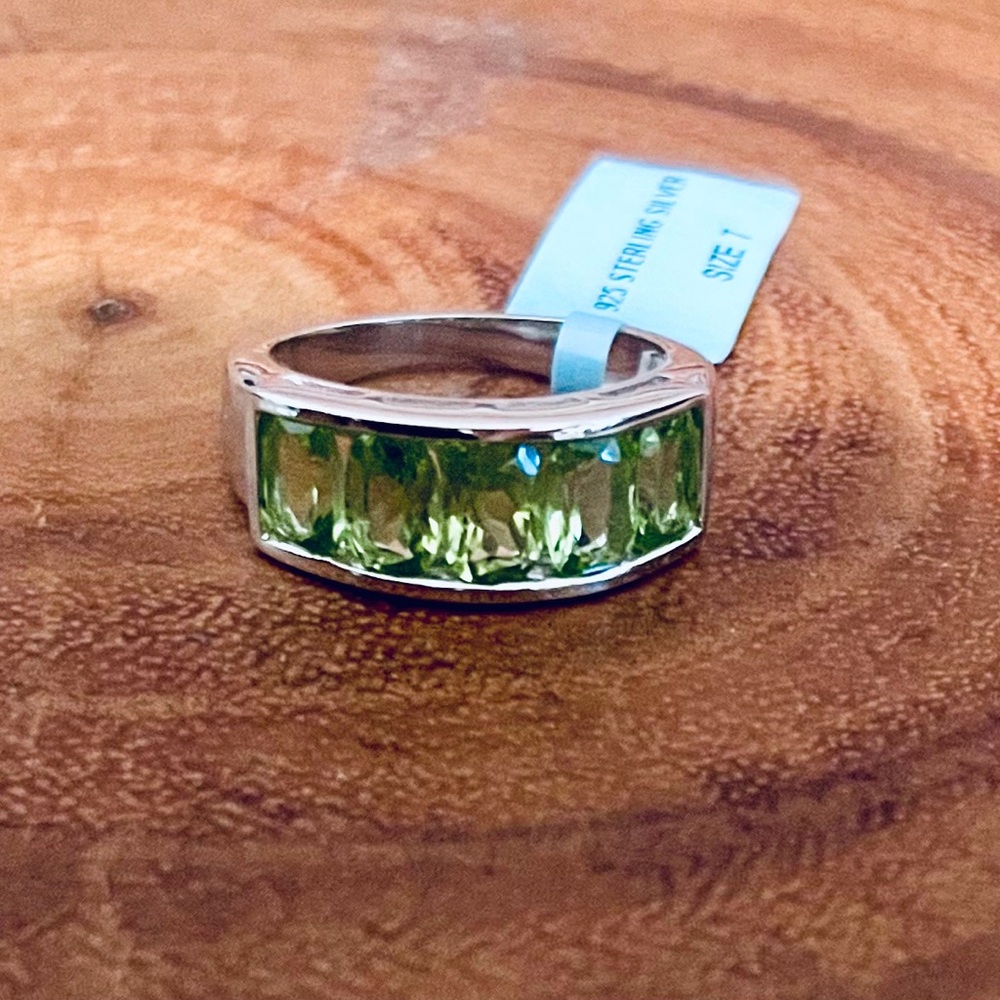 2.75 Carat Genuine Green Peridot Band Ring in 925 Sterling Silver - Picture 3 of 13